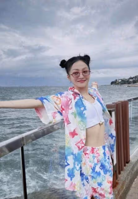 佩服張韶涵勇氣！雙扎丸子頭穿印花衫海邊度假，硬把「40歲活成20歲」網友：越活越年輕