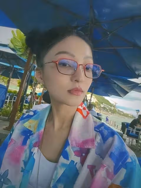 佩服張韶涵勇氣！雙扎丸子頭穿印花衫海邊度假，硬把「40歲活成20歲」網友：越活越年輕