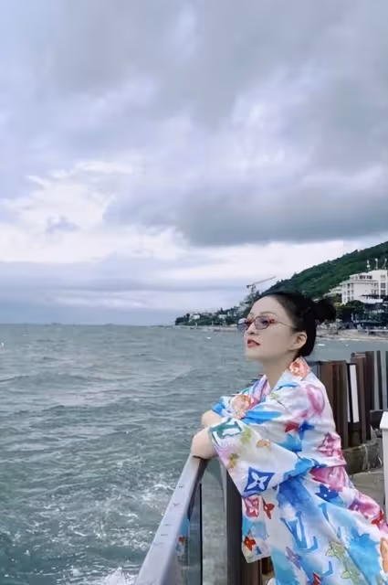 佩服張韶涵勇氣!雙扎丸子頭穿印花衫海邊度假,硬把「40歲活成20歲」網友:越活越年輕