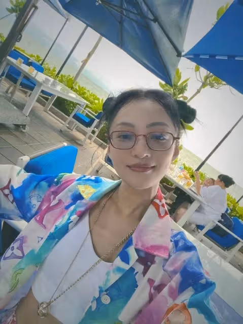 佩服張韶涵勇氣!雙扎丸子頭穿印花衫海邊度假,硬把「40歲活成20歲」網友:越活越年輕