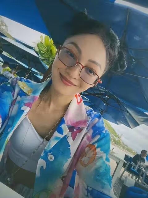 佩服張韶涵勇氣!雙扎丸子頭穿印花衫海邊度假,硬把「40歲活成20歲」網友:越活越年輕