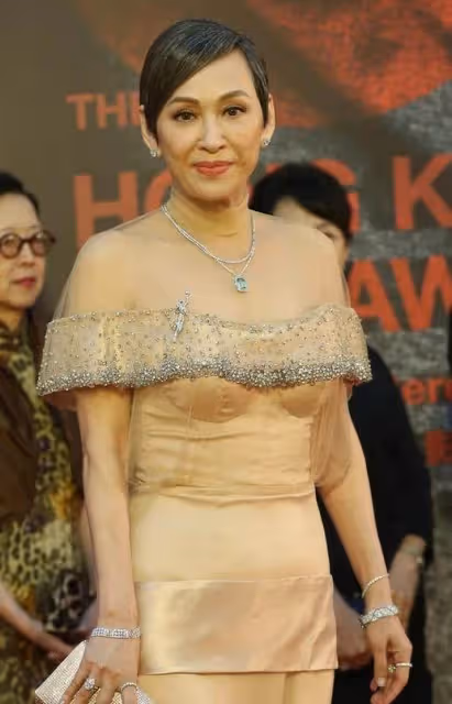 周潤發前妻「余安安」才叫風韻猶存,60歲挑戰仙女裙,身材線條不輸小姑娘,網友:有魅力的女人
