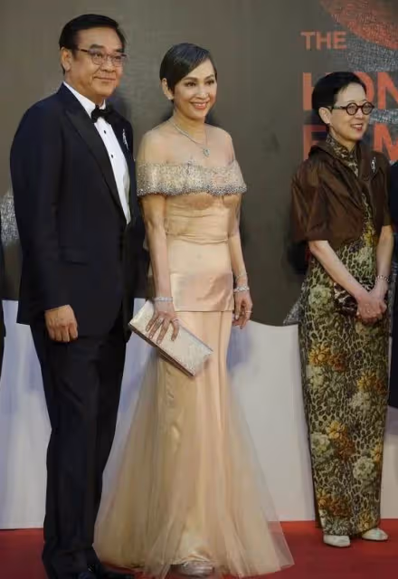 周潤發前妻「余安安」才叫風韻猶存,60歲挑戰仙女裙,身材線條不輸小姑娘,網友:有魅力的女人