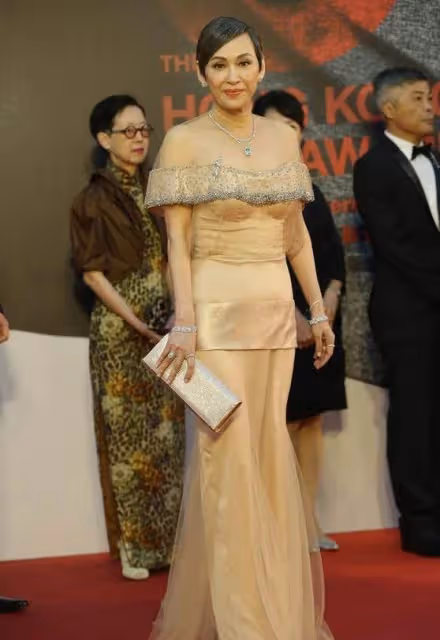 周潤發前妻「余安安」才叫風韻猶存,60歲挑戰仙女裙,身材線條不輸小姑娘,網友:有魅力的女人
