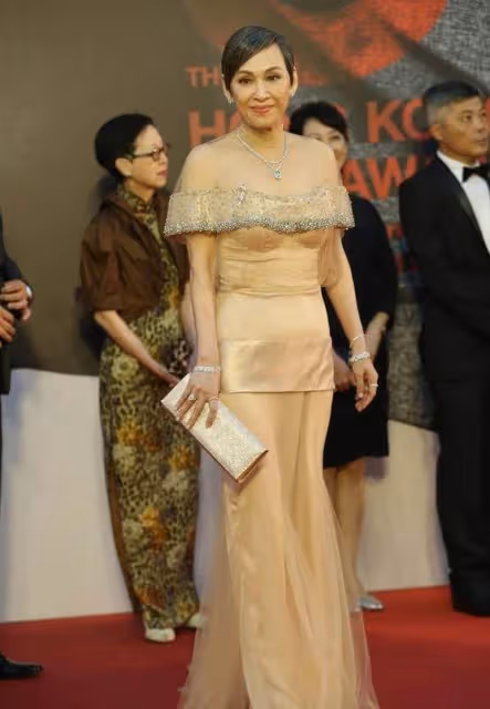 周潤發前妻「余安安」才叫風韻猶存,60歲挑戰仙女裙,身材線條不輸小姑娘,網友:有魅力的女人