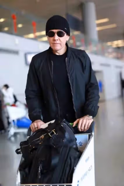 61歲費翔越老越有魅力!191cm身高穿黑色夾克「時尚帥氣」,比年輕時還令人著迷:說30歲都信