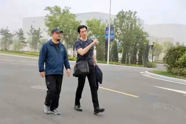 61歲費翔越老越有魅力!191cm身高穿黑色夾克「時尚帥氣」,比年輕時還令人著迷:說30歲都信