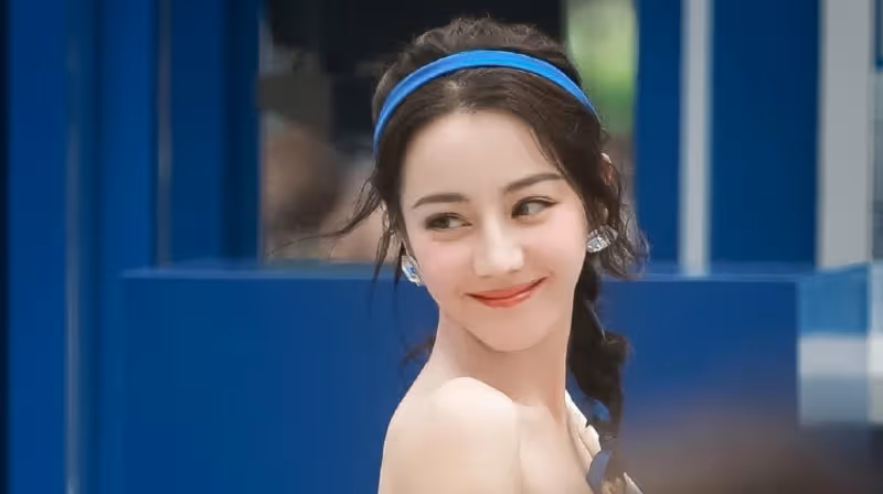 迪麗熱巴現身成都街頭　零修圖照片流傳網驚呼