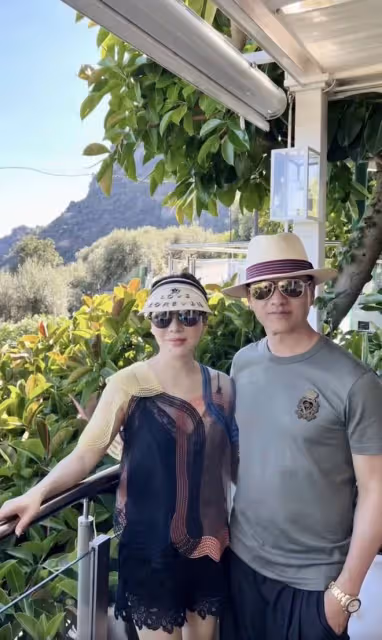 呂良偉一家環遊各國,戴大金表身材健壯,富豪老婆穿弔帶大秀美腿