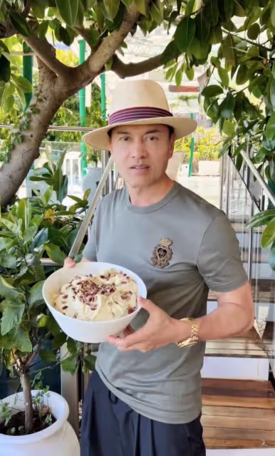 呂良偉一家環遊各國,戴大金表身材健壯,富豪老婆穿弔帶大秀美腿