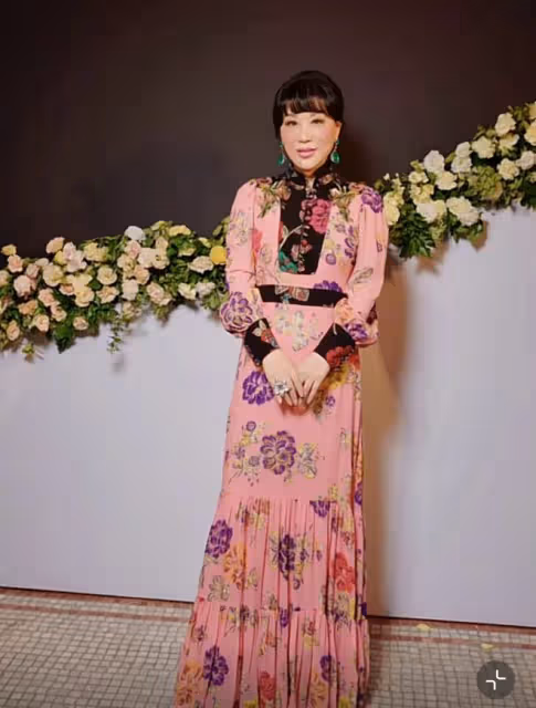 呂良偉一家環遊各國,戴大金表身材健壯,富豪老婆穿弔帶大秀美腿