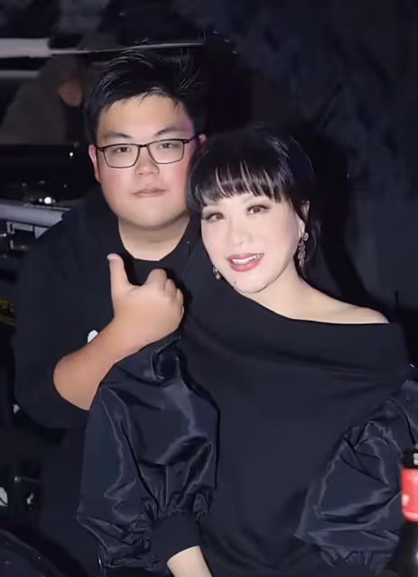 呂良偉一家環遊各國,戴大金表身材健壯,富豪老婆穿弔帶大秀美腿