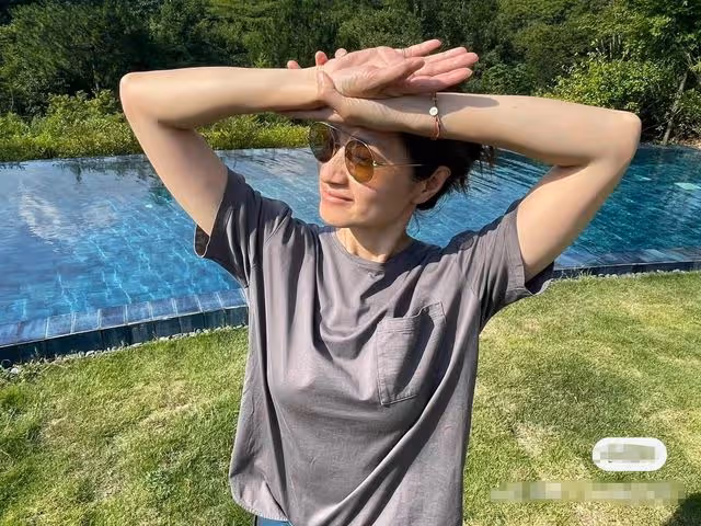 39歲沈佳妮曬旅遊照,朱亞文挺大肚腩搶眼,兩女兒罕見露面顯乖巧