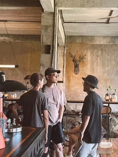 39歲沈佳妮曬旅遊照,朱亞文挺大肚腩搶眼,兩女兒罕見露面顯乖巧
