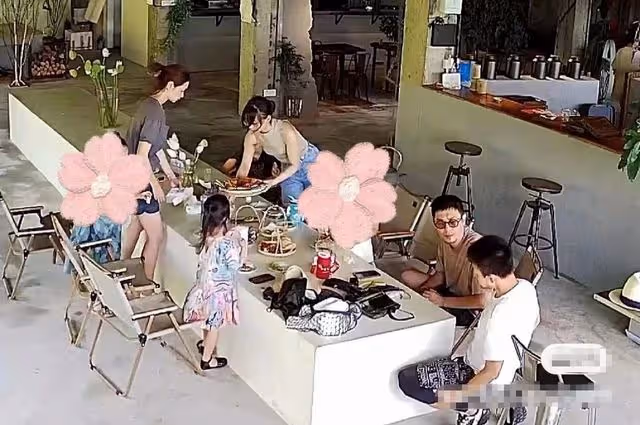 39歲沈佳妮曬旅遊照,朱亞文挺大肚腩搶眼,兩女兒罕見露面顯乖巧