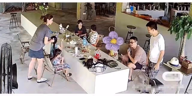 39歲沈佳妮曬旅遊照,朱亞文挺大肚腩搶眼,兩女兒罕見露面顯乖巧