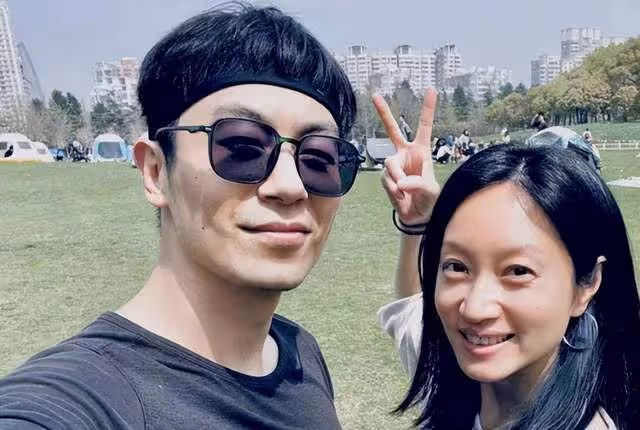 39歲沈佳妮曬旅遊照,朱亞文挺大肚腩搶眼,兩女兒罕見露面顯乖巧