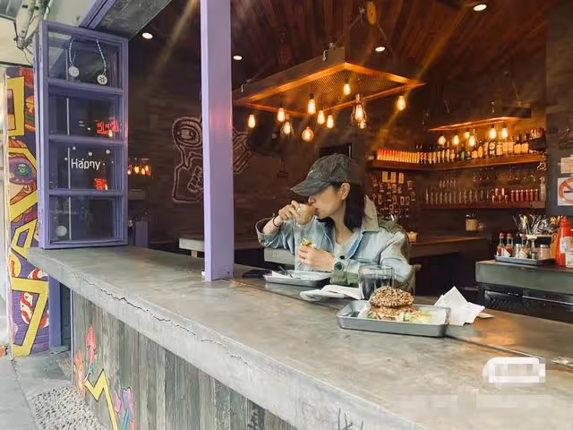 39歲沈佳妮曬旅遊照,朱亞文挺大肚腩搶眼,兩女兒罕見露面顯乖巧