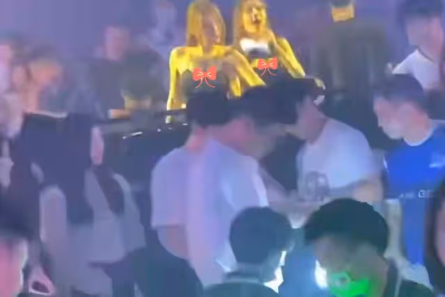 何猷君現身武漢酒吧,周圍站一圈辣妹,被曝一晚上消費10萬辦卡