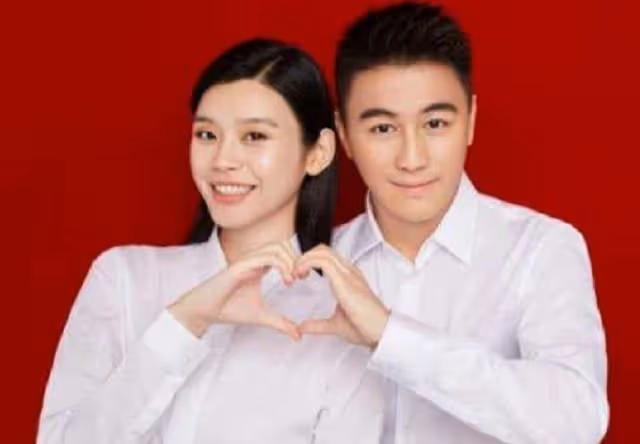 何猷君現身武漢酒吧,周圍站一圈辣妹,被曝一晚上消費10萬辦卡