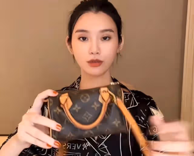 何猷君現身武漢酒吧,周圍站一圈辣妹,被曝一晚上消費10萬辦卡