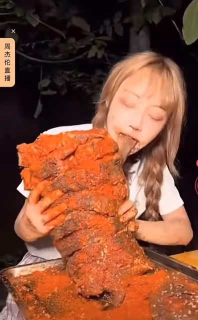 百萬網紅疑烹食二級保護動物!用大白鯊做美食,大口啃咬畫面可怖