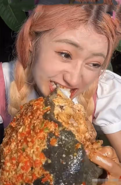 百萬網紅疑烹食二級保護動物！用大白鯊做美食，大口啃咬畫面可怖