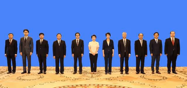 靳東當選民盟北京市副主委!合照低調站邊角,老幹部人設日漸穩固
