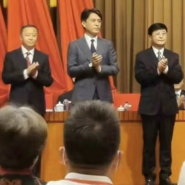 靳東當選民盟北京市副主委!合照低調站邊角,老幹部人設日漸穩固