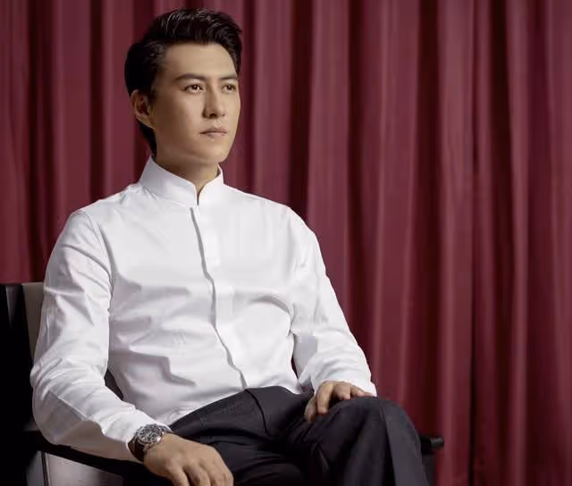 靳東當選民盟北京市副主委!合照低調站邊角,老幹部人設日漸穩固