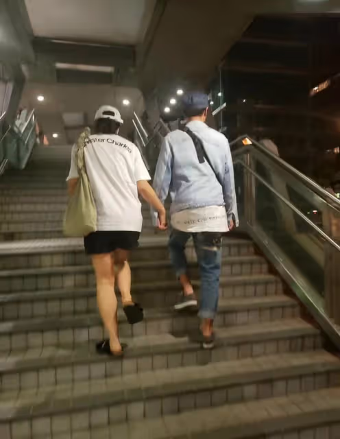 60歲吳鎮宇攜全家出遊,模特老婆穿短褲秀長腿,14歲費曼高大壯實