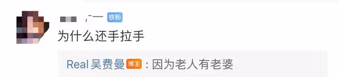 60歲吳鎮宇攜全家出遊,模特老婆穿短褲秀長腿,14歲費曼高大壯實