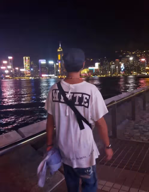 60歲吳鎮宇攜全家出遊,模特老婆穿短褲秀長腿,14歲費曼高大壯實