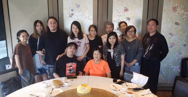 60歲吳鎮宇攜全家出遊,模特老婆穿短褲秀長腿,14歲費曼高大壯實