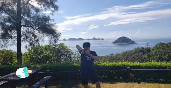 60歲吳鎮宇攜全家出遊,模特老婆穿短褲秀長腿,14歲費曼高大壯實