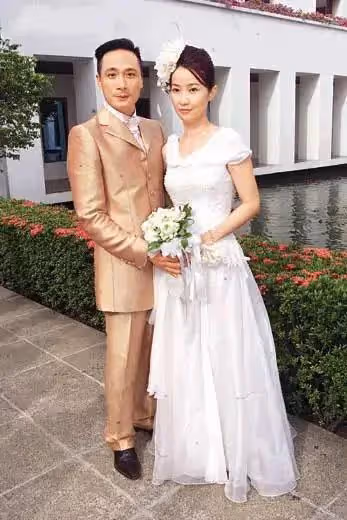 60歲吳鎮宇攜全家出遊,模特老婆穿短褲秀長腿,14歲費曼高大壯實
