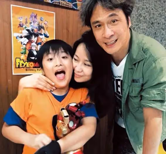 60歲吳鎮宇攜全家出遊,模特老婆穿短褲秀長腿,14歲費曼高大壯實