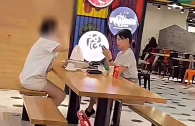 43歲孫燕姿現身路邊美食攤，小腹凸出被疑懷三胎，久居國外很愜意