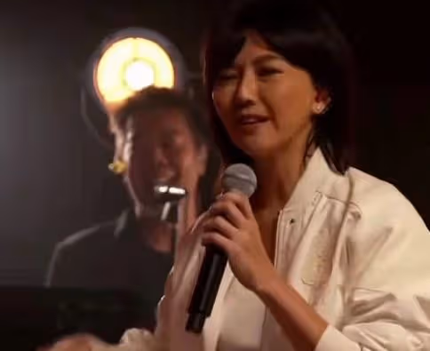 43歲孫燕姿現身路邊美食攤,小腹凸出被疑懷三胎,久居國外很愜意