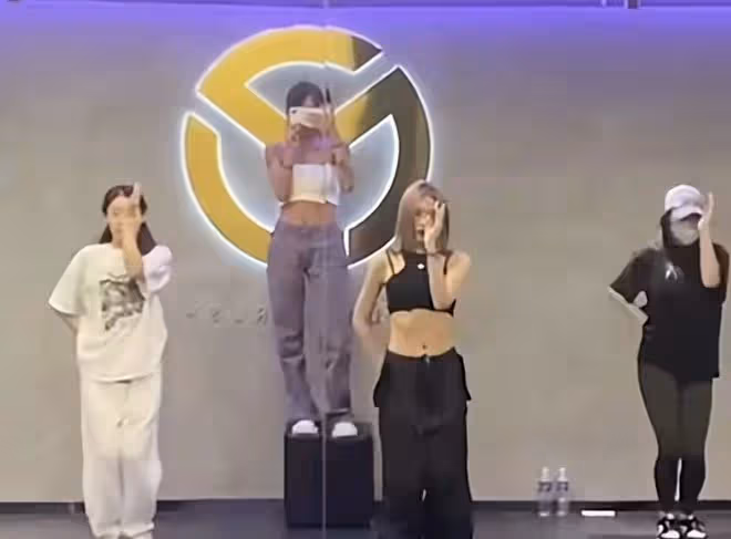 汪峰大女兒暴瘦露面,穿單薄背心瘦到肋骨凸出,一頭金髮白到發光