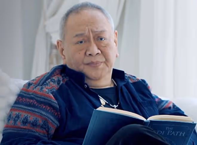 71歲老戲骨沈威設靈！女兒首度現身，長居國外曾數十年未見老爸