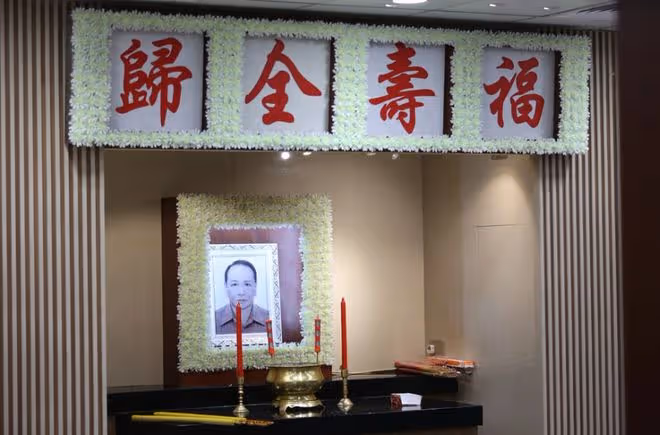 71歲老戲骨沈威設靈！女兒首度現身，長居國外曾數十年未見老爸