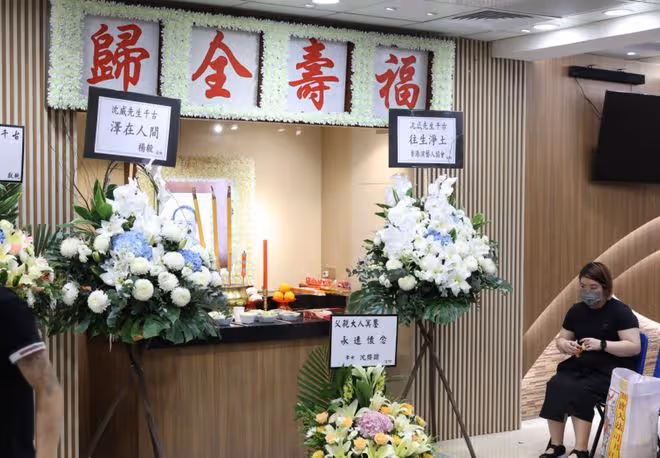 71歲老戲骨沈威設靈！女兒首度現身，長居國外曾數十年未見老爸