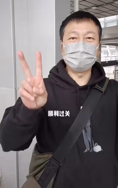 57歲老戲骨「黎耀祥」激動返港,一人推四個行李箱險摔倒,鬢邊露白髮太心酸