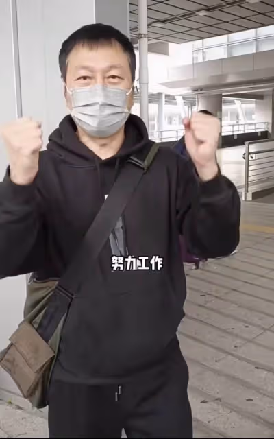 57歲老戲骨「黎耀祥」激動返港,一人推四個行李箱險摔倒,鬢邊露白髮太心酸
