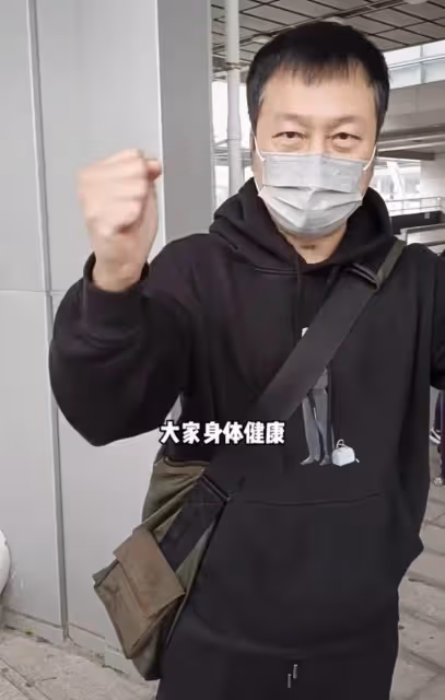 57歲老戲骨「黎耀祥」激動返港,一人推四個行李箱險摔倒,鬢邊露白髮太心酸