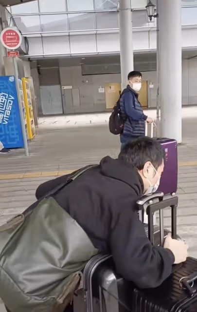 57歲老戲骨「黎耀祥」激動返港,一人推四個行李箱險摔倒,鬢邊露白髮太心酸