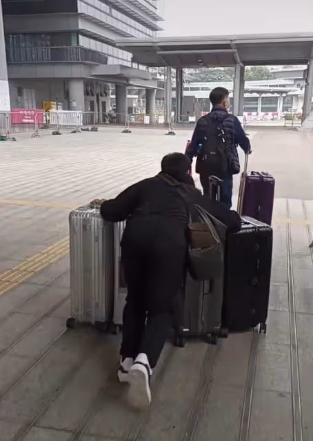 57歲老戲骨「黎耀祥」激動返港,一人推四個行李箱險摔倒,鬢邊露白髮太心酸