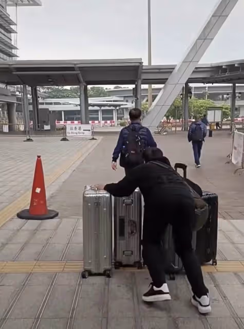 57歲老戲骨「黎耀祥」激動返港,一人推四個行李箱險摔倒,鬢邊露白髮太心酸