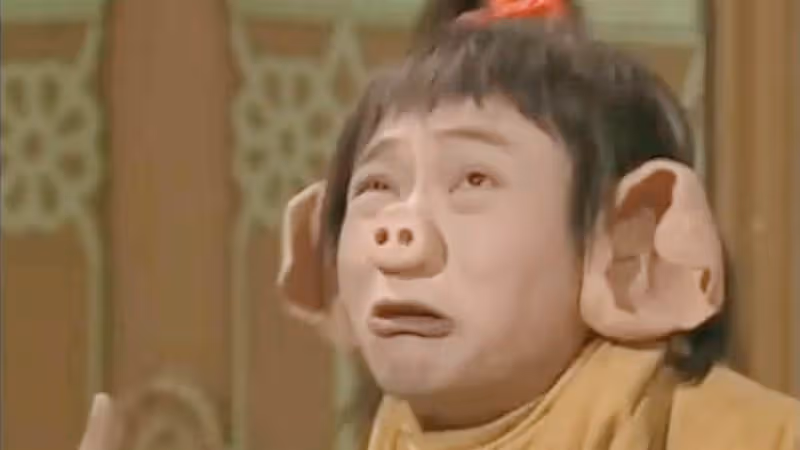 57歲老戲骨「黎耀祥」激動返港,一人推四個行李箱險摔倒,鬢邊露白髮太心酸